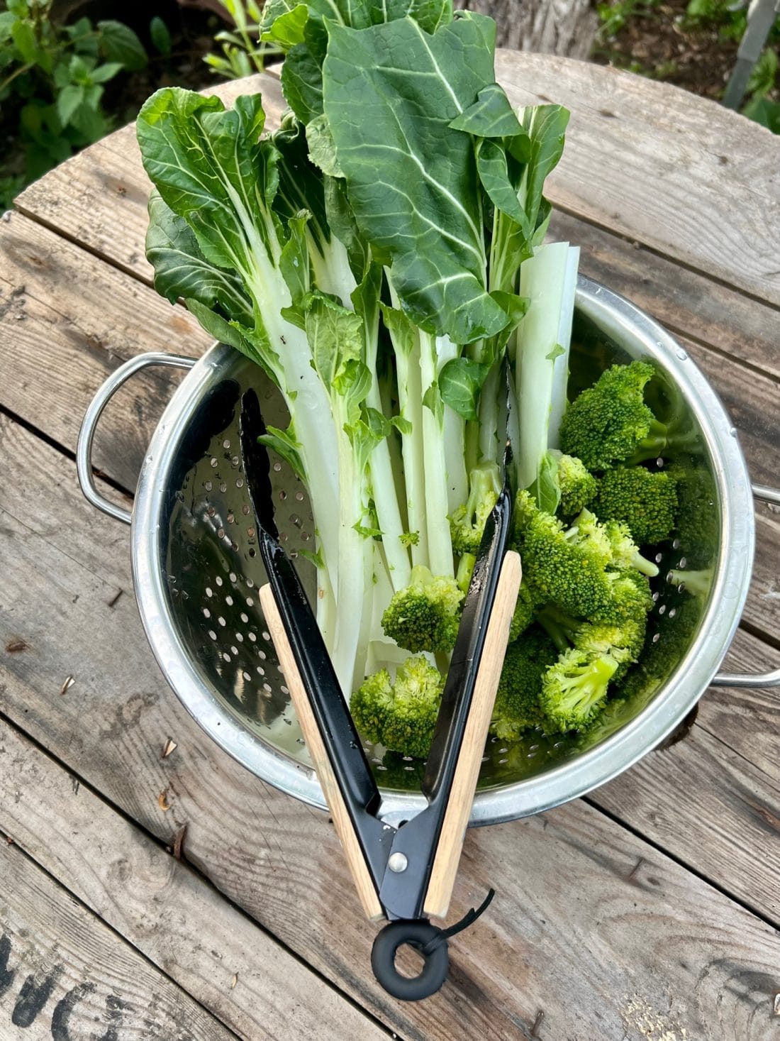 Den Pak Choi zusammen mit den Brokkoliröschen braten