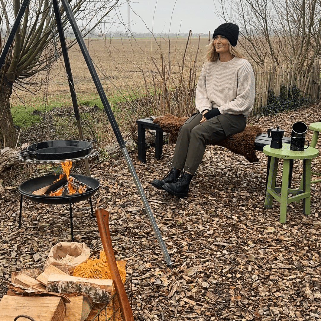 Percolator zwart met twee mokken bij driepoot set