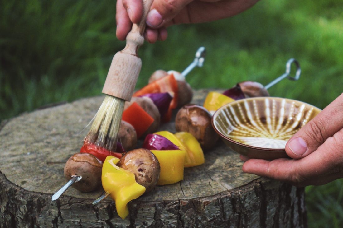 De délicieux légumes en brochettes