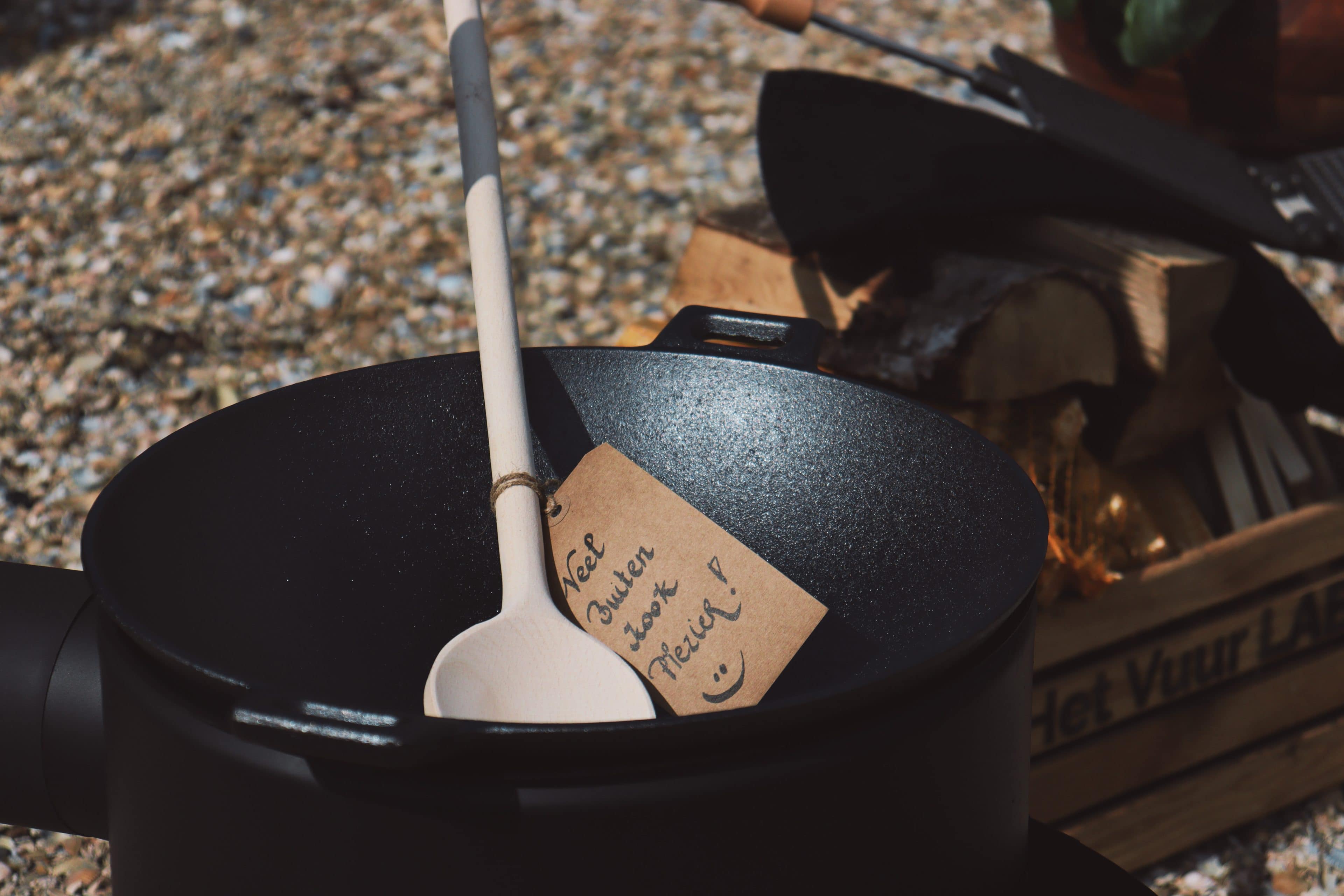 Que préparerez-vous avec cet ensemble de cuisine d'extérieur avec poêle wok en fonte ?