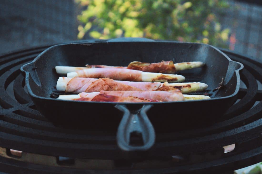 Poêle de terrasse avec four à pizza comprenant des poêles à griller en fonte,  une pelle à pizza et un gant BBQ commander auprès de The VUUR LAB.®