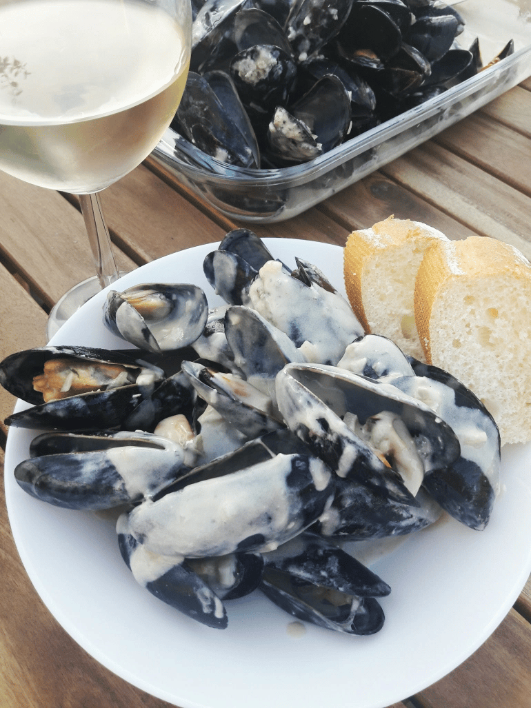 ¡Esto es realmente mega delicioso! Mejillones con fondue de queso