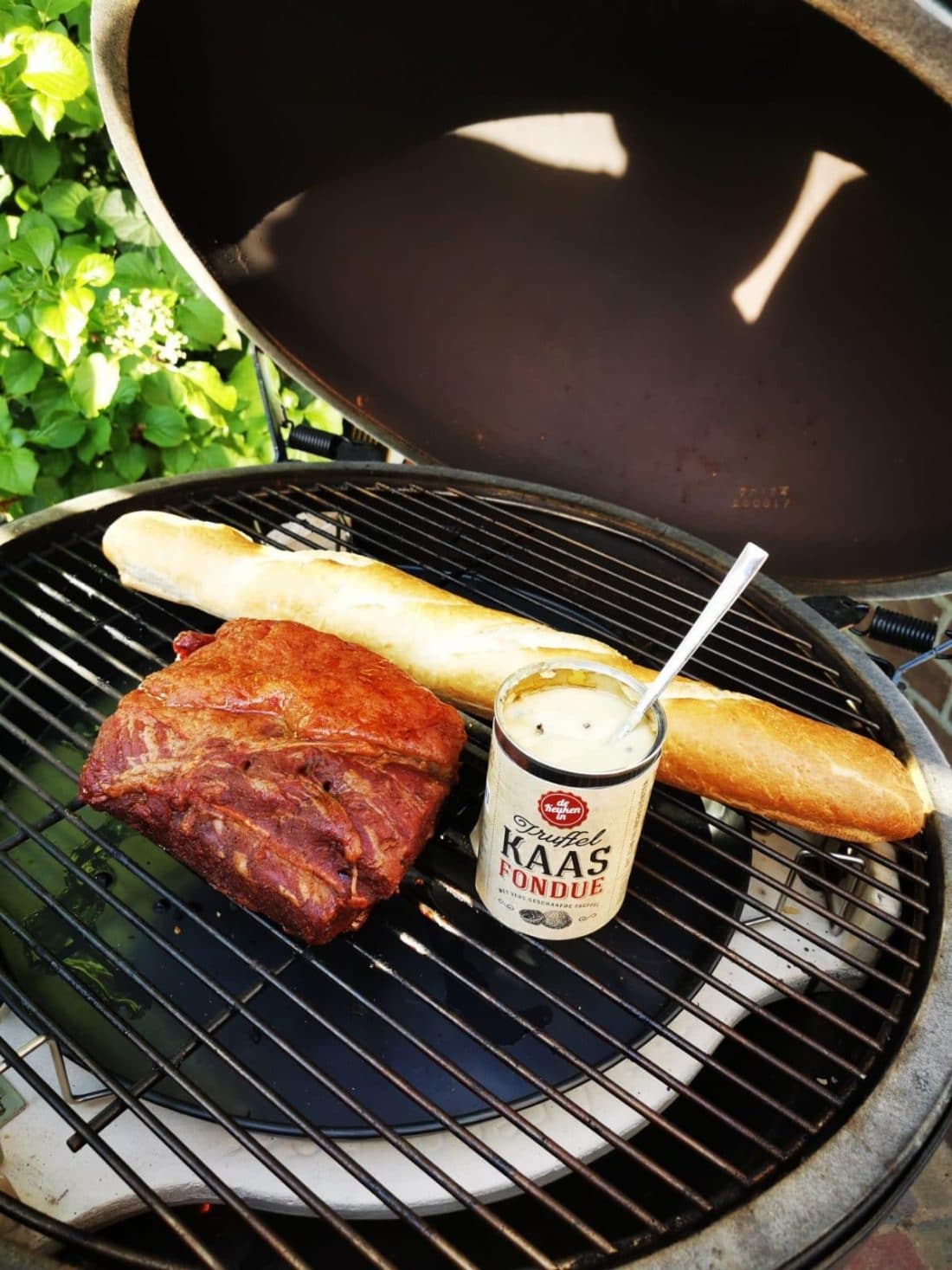 Fondue de queso en la barbacoa Kamado