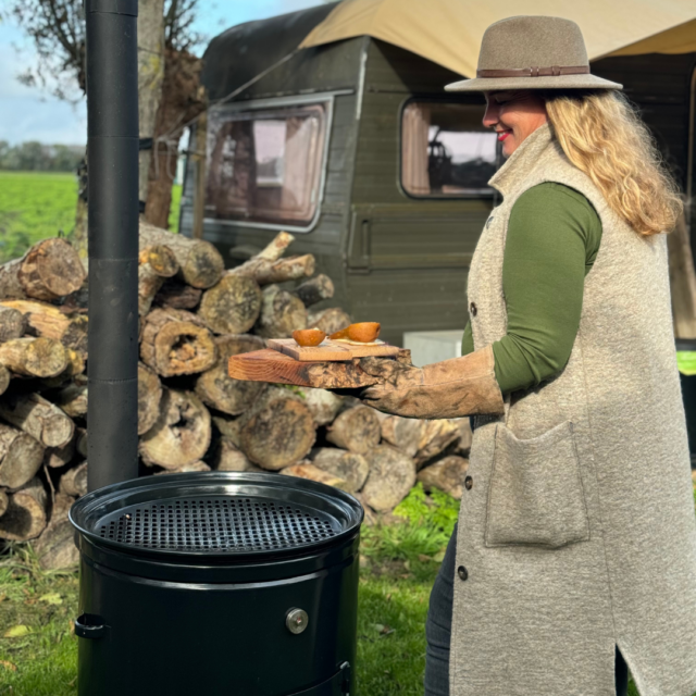 Świeża gruszka gorgonzola na desce do wędzenia tapas VUUR LAB Kuchenka do gotowania na zewnątrz BBQ