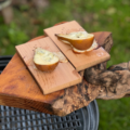 Tapas-Räucherbrettchen mit warmer Birne und geschmolzenem Gorgonzola