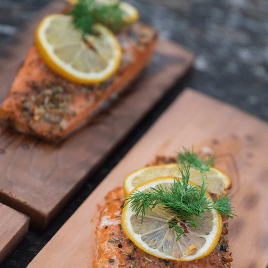 Tapas rookplankje van cederhout met zalm, citroen en dille Tapas rookplankje van cederhout met zalm, citroen en dille