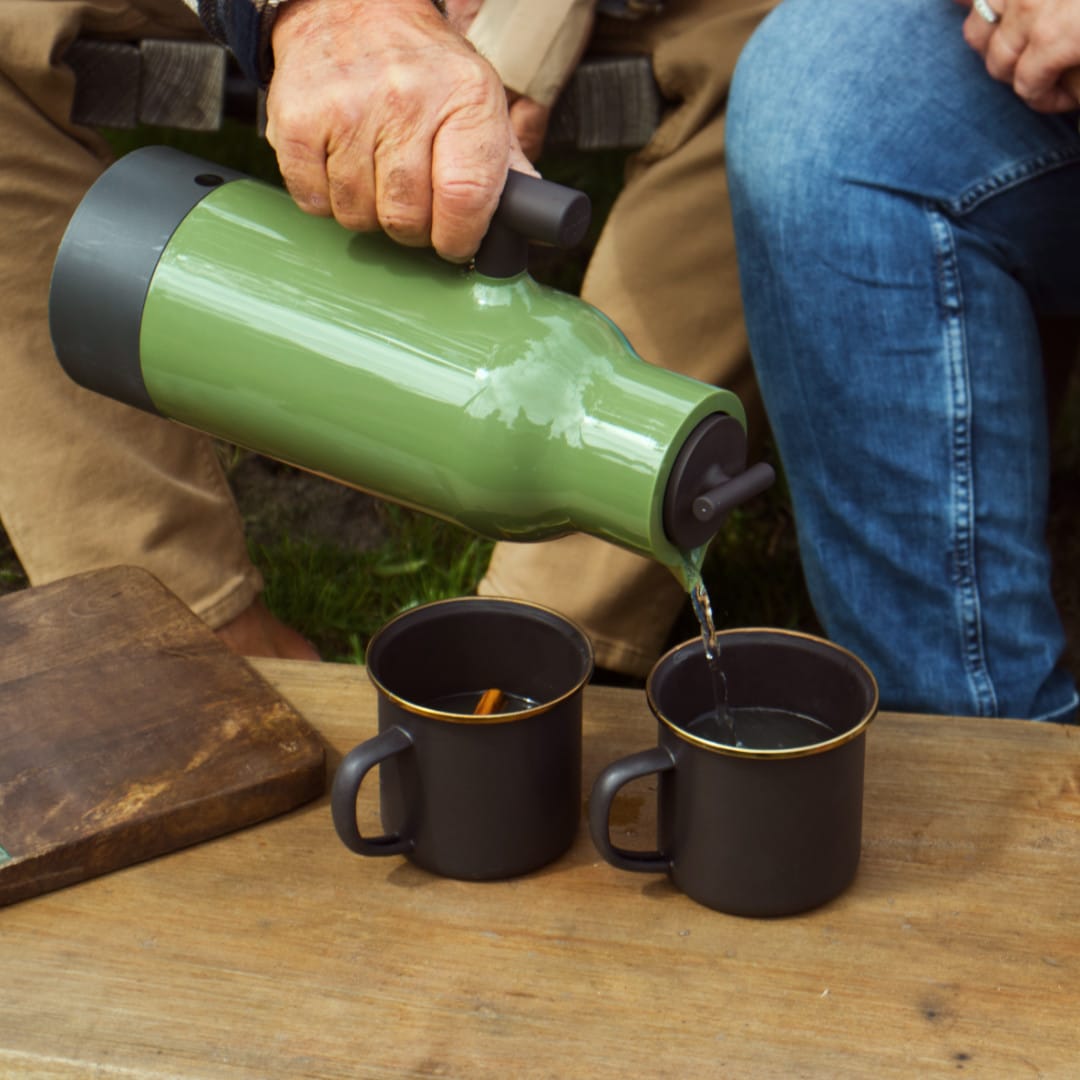 Kaffeekanne Sagaform grün mit Holzkohlebechern von Barebones