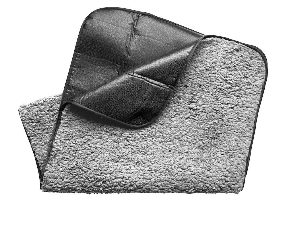Schöne rechteckige graue Picknickdecke mit weichem Sitzbereich
