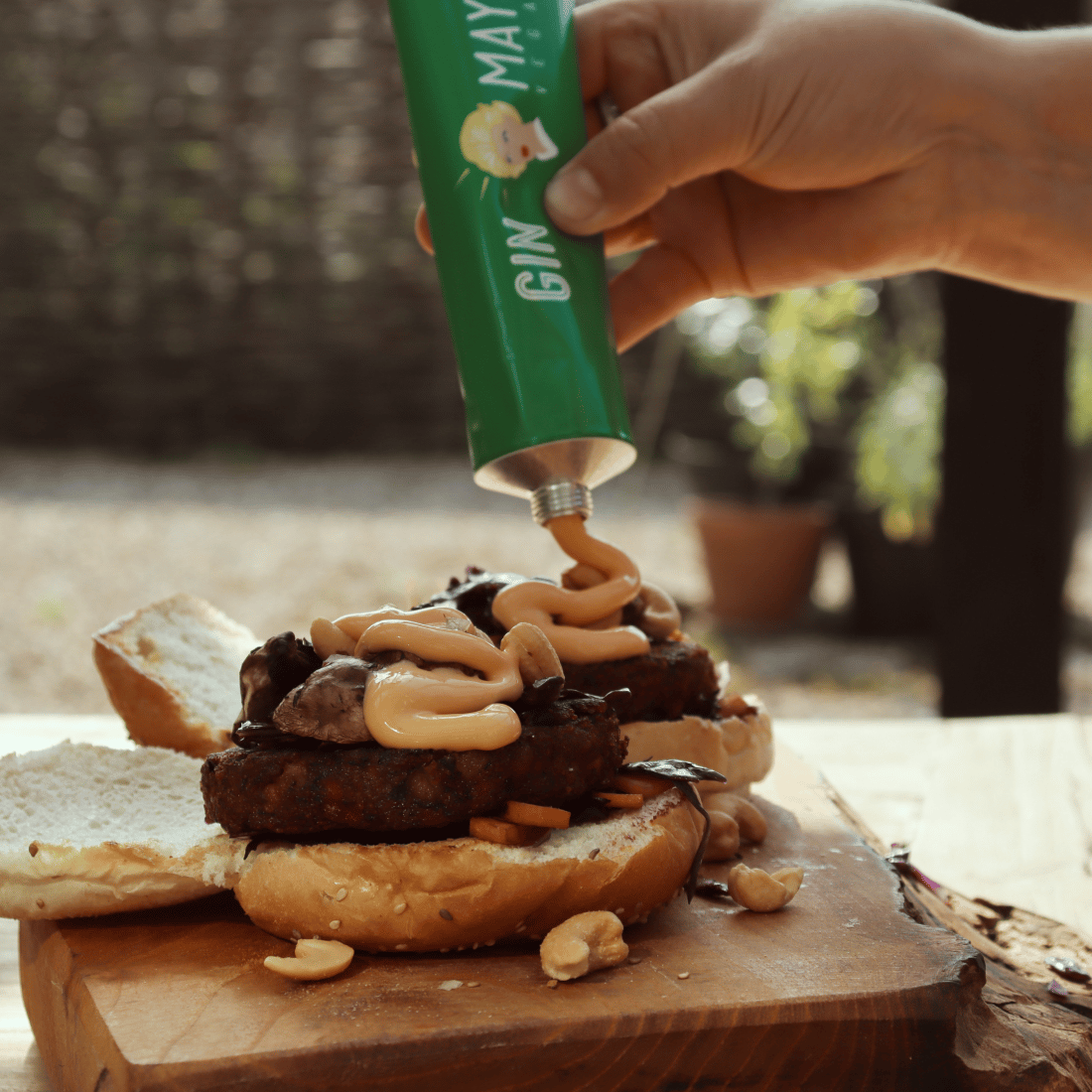 GinMayo Vegan Edition sur un burger aux haricots noirs