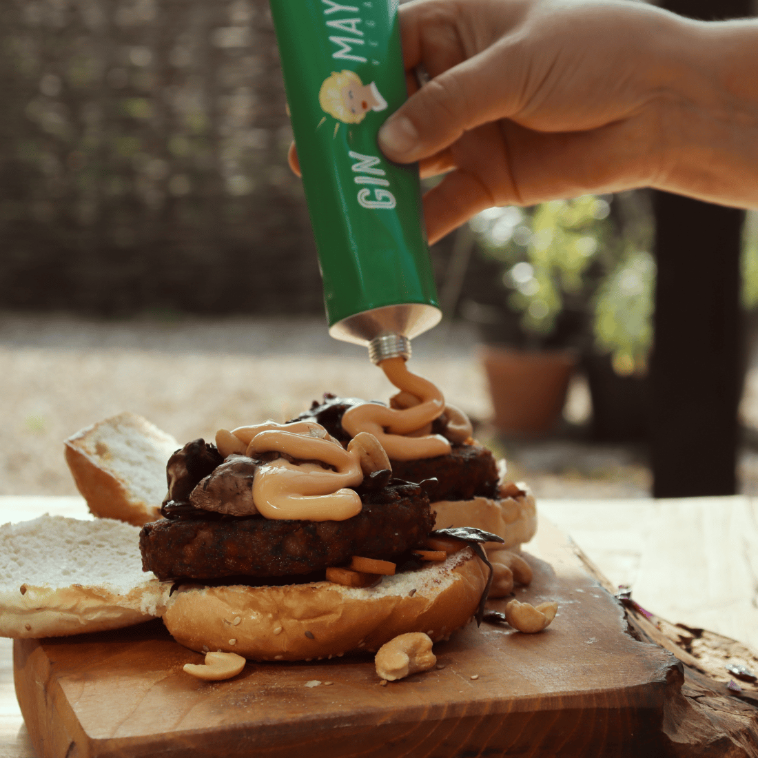 GinMayo Vegan Edition auf schwarzem Bohnen-Burger