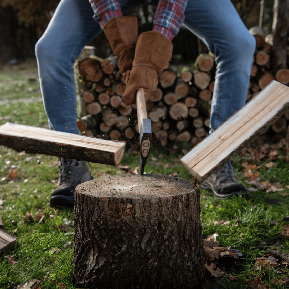 Splitting axe and gloves Weltevree