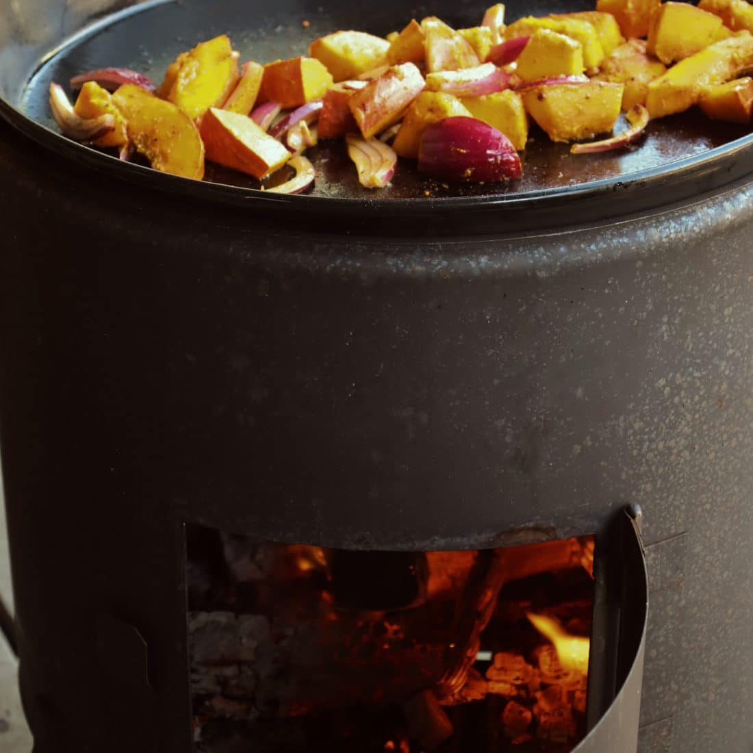 Courge grillée à l'oignon rouge et aux épices chaudes