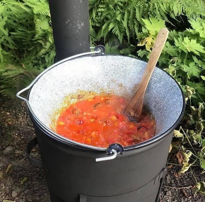 Zupa pomidorowa kociołek czarownicy VUUR LAB.