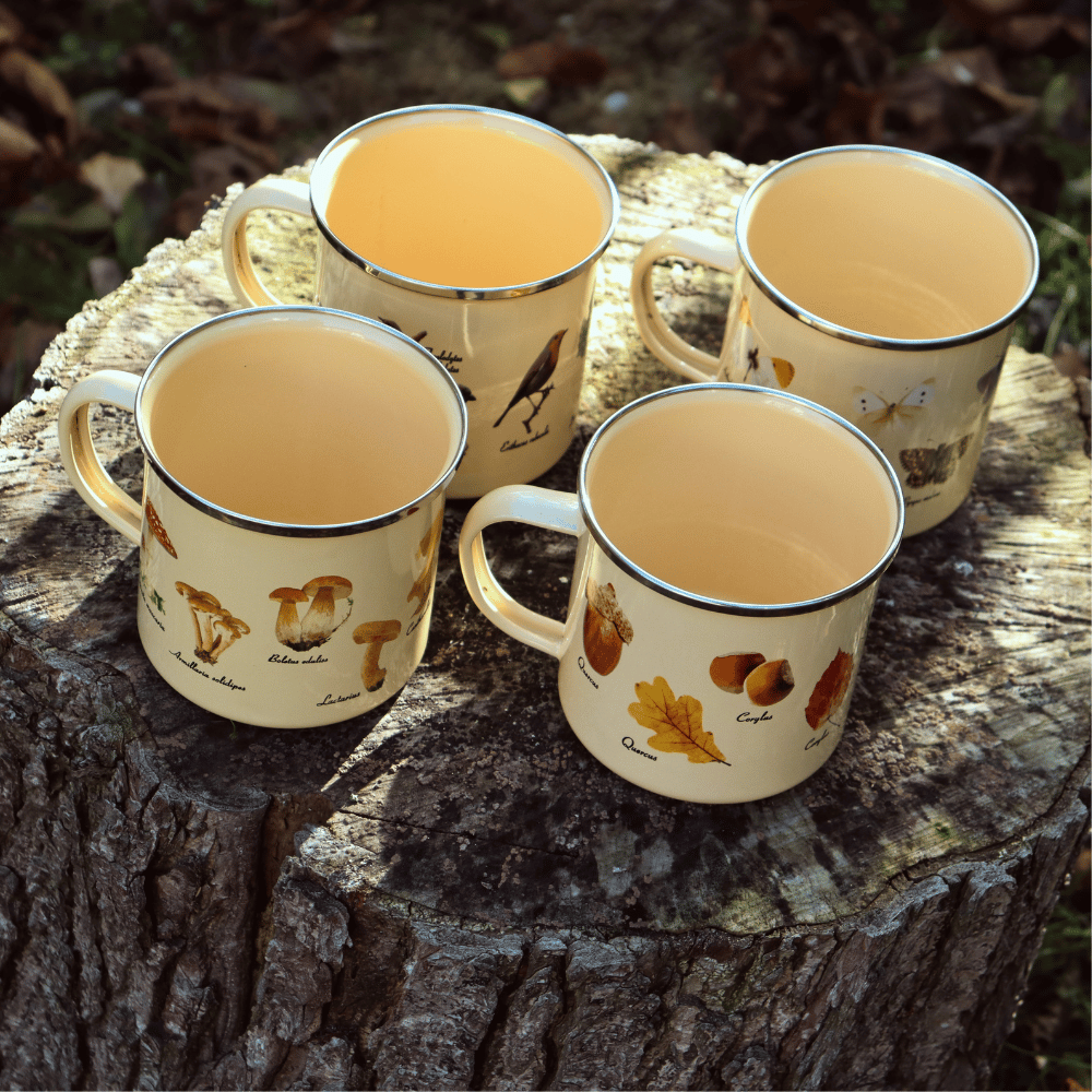 Tasse émaillée De Chocolat Chaud Ou De Café Avec Des Guimauves Et