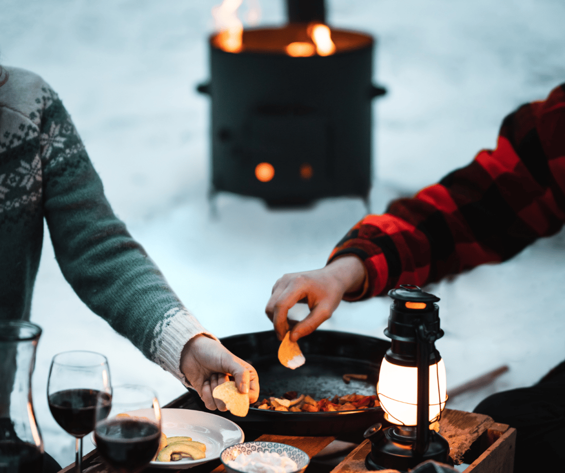 Cuisine en plein air & Fikkie stoking. Photo : Abigail van Kooten