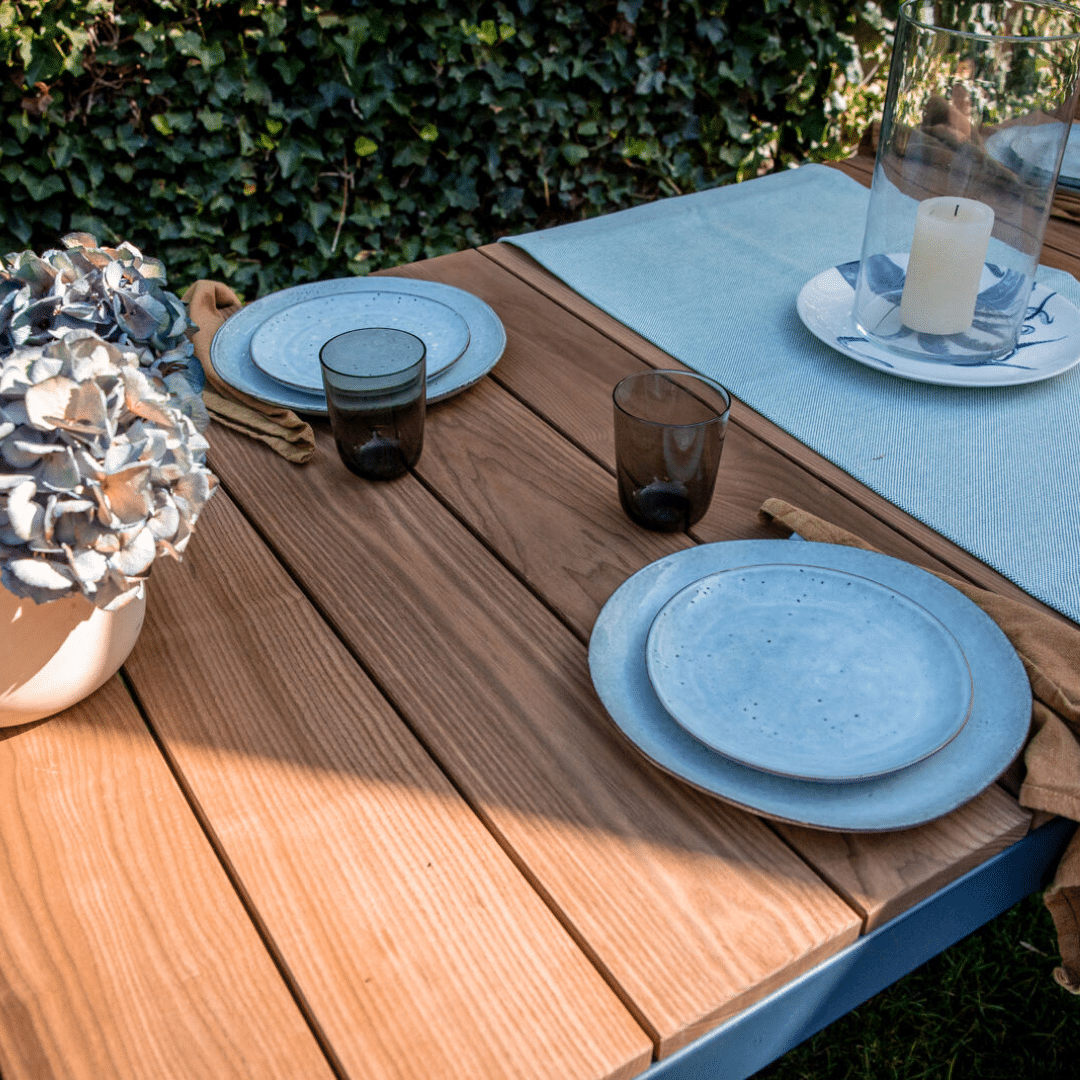 Gebogener Tisch Holz blau Weltevree