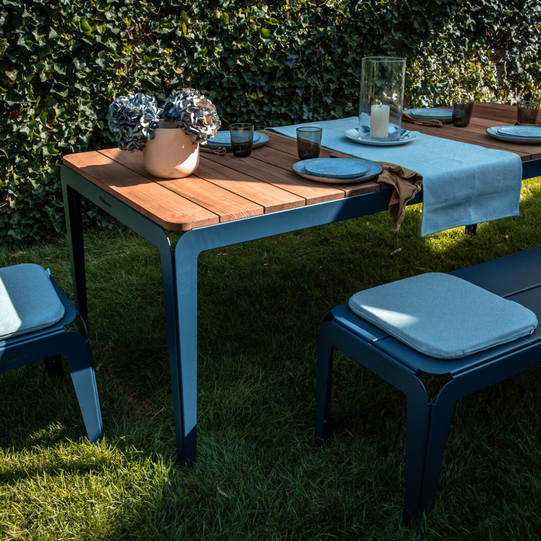 Gebogener Tisch Holz blau Weltevree