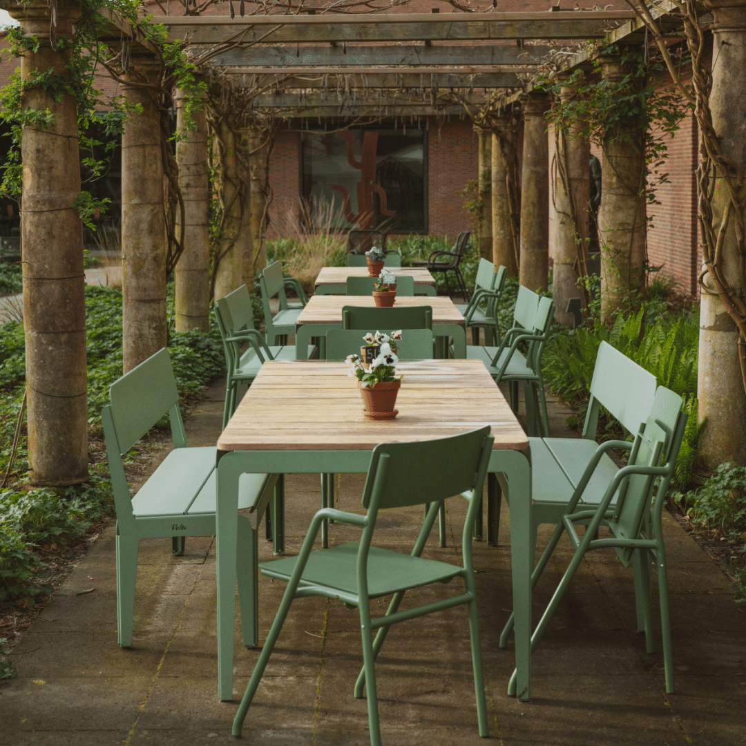 Bended table wood lichtgroen bench en flip-up chairs