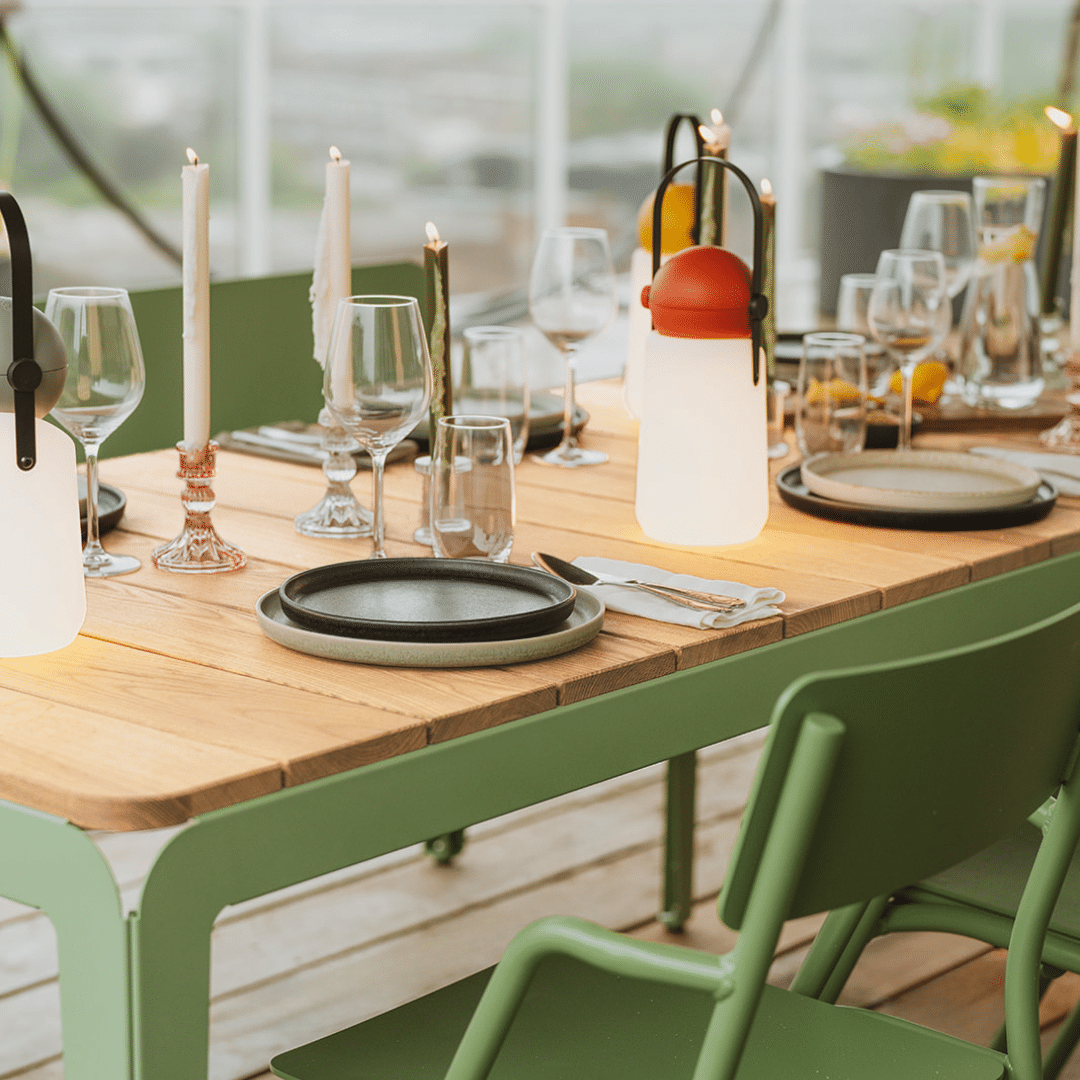 Bended table wood lichtgroen sfeer