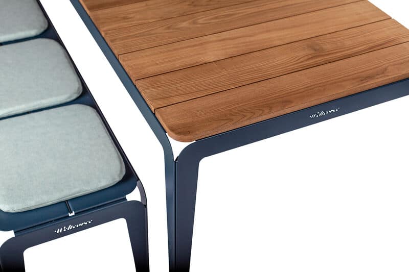 Table courbée en bois bleu gros plan 2