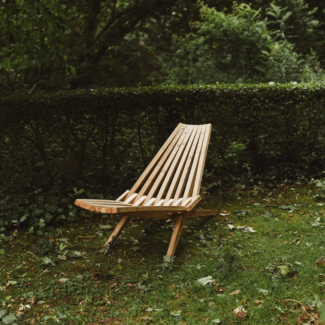 Woodlounger van Weltevree in de tuin