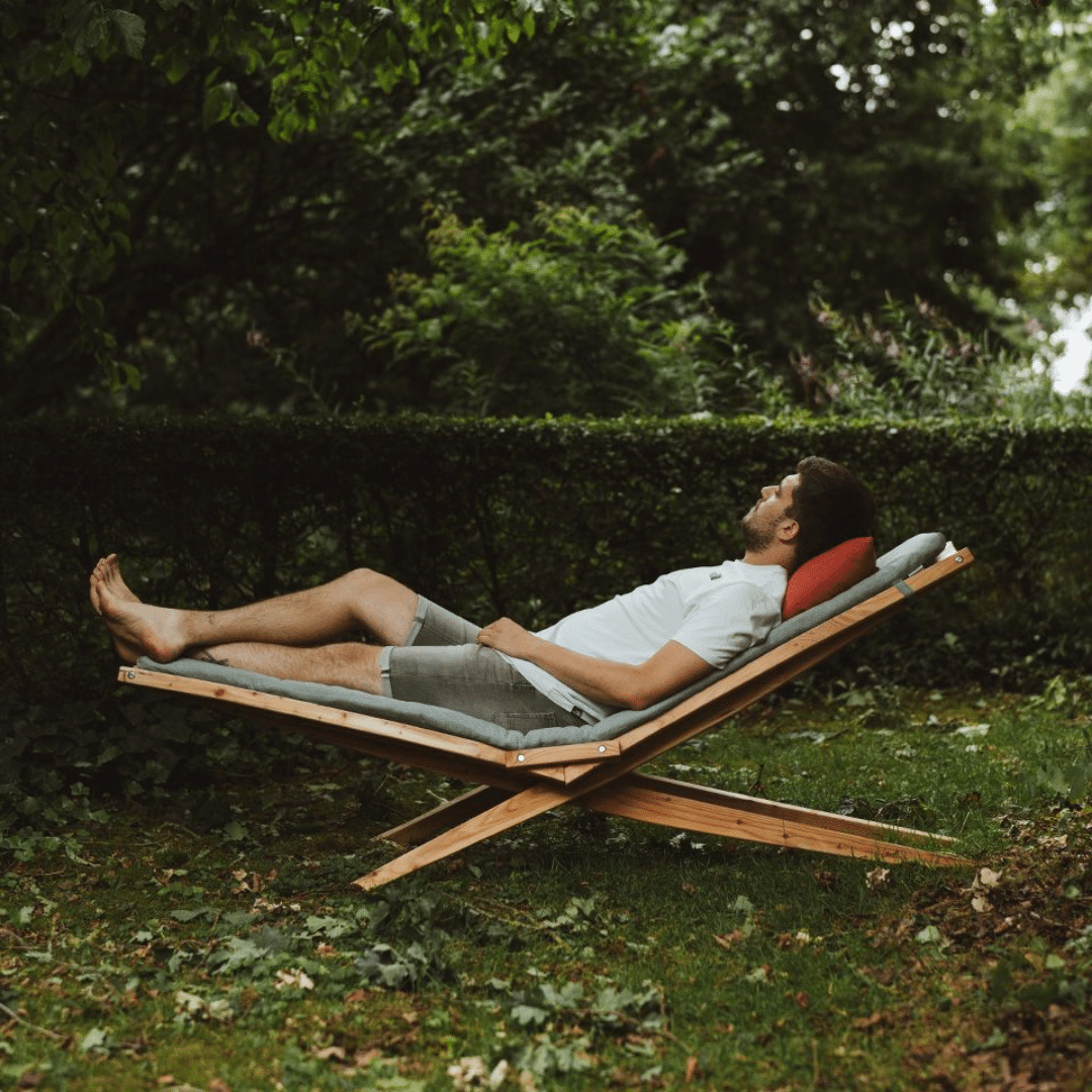 Woodlounger Weltevree met man die ligt te relaxen