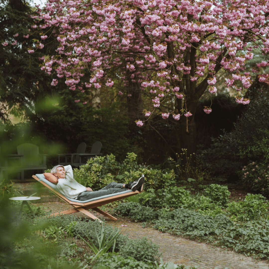 Leżak drewniany Weltevree w ogrodzie