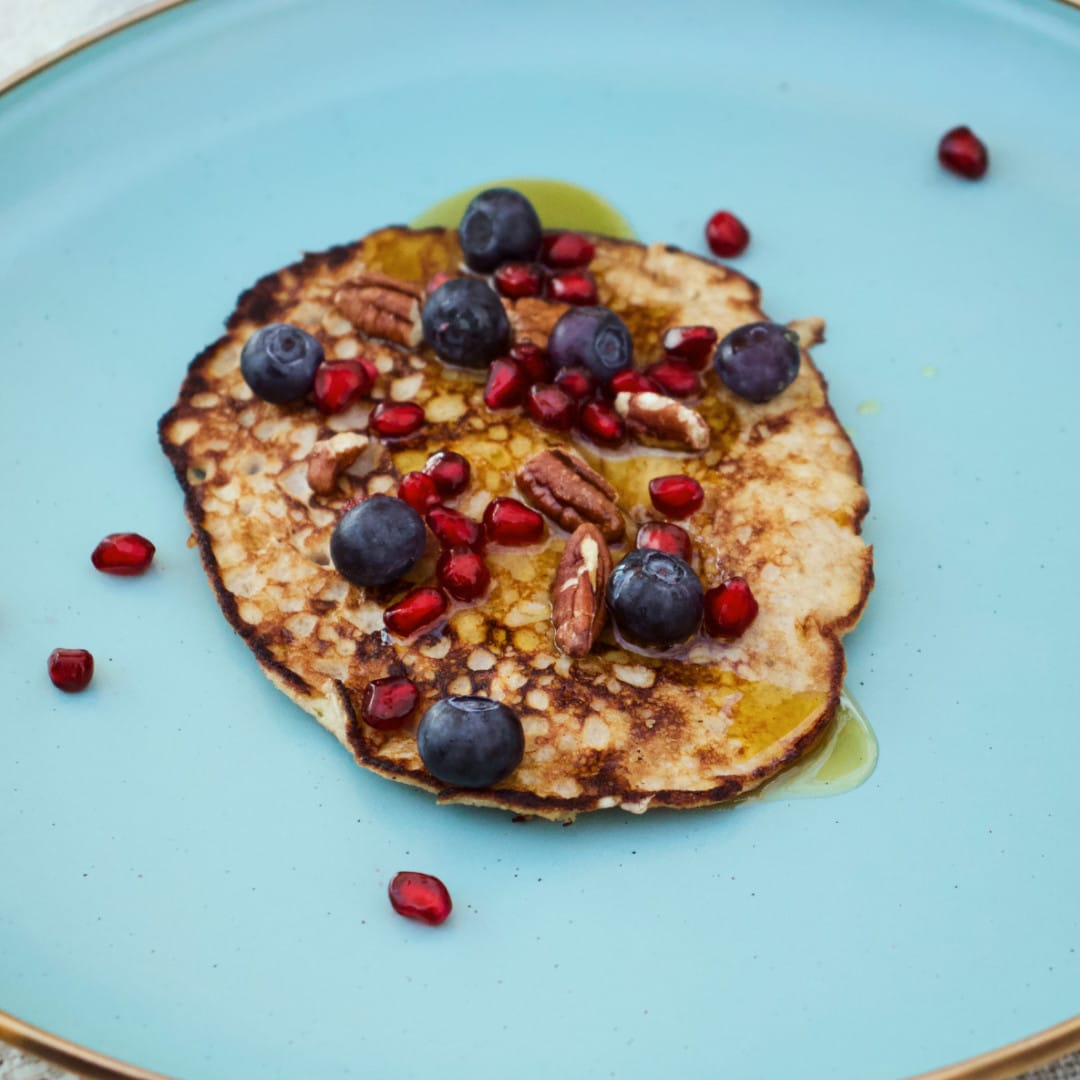 Bananenpannenkoeken met bessen en kaneel