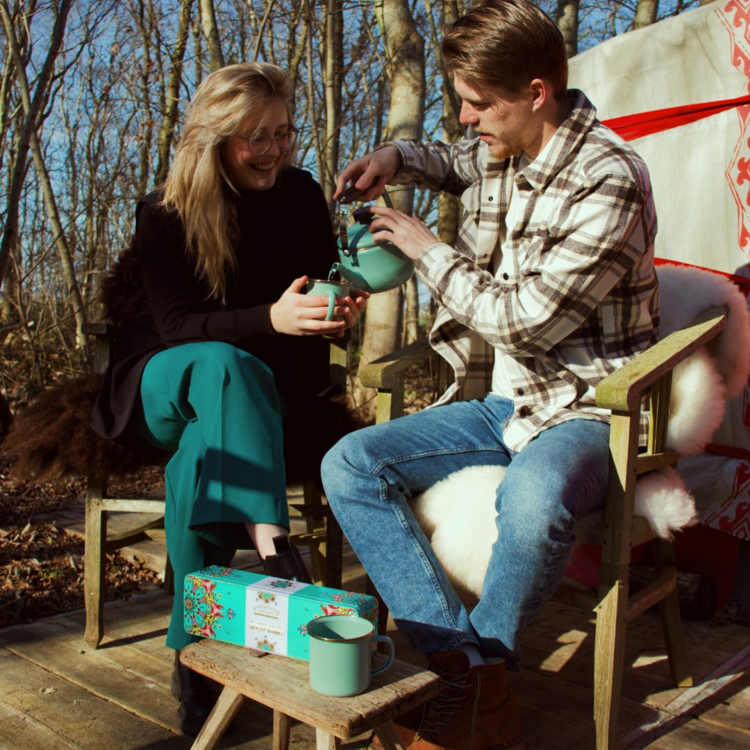 Vårfeber VUUR LAB. Dricker te i en yurt @RUIGEWEG