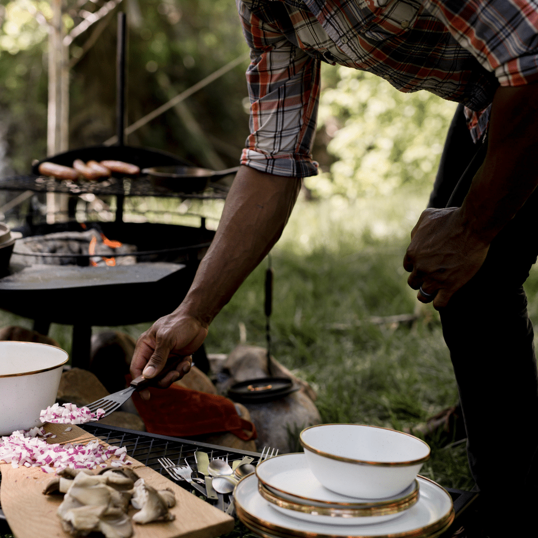 Emaliowane talerze ze skorupkami jaj od Barebones Camping - wskazówki na wspaniałe letnie wakacje
