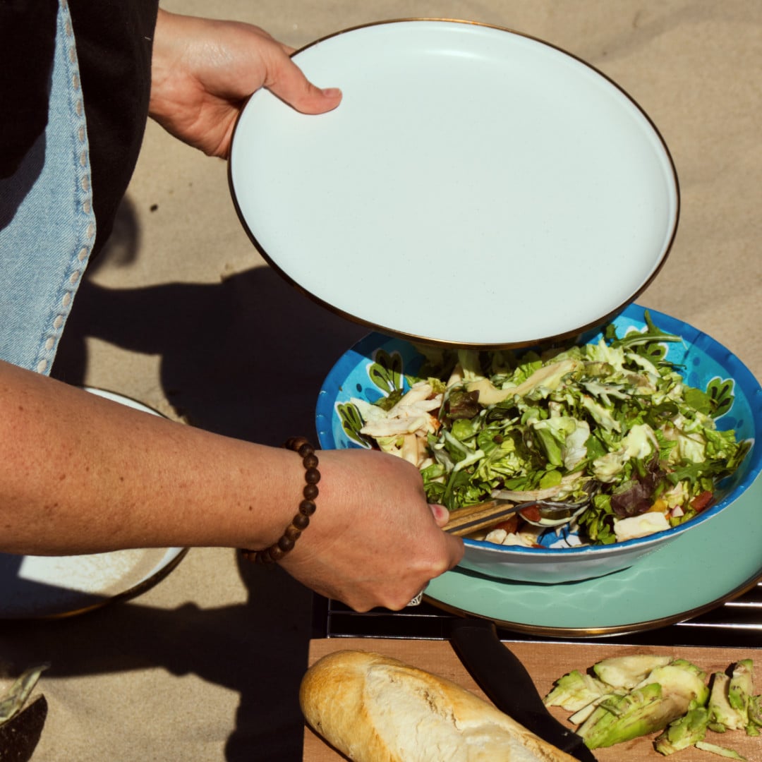 Machen Sie einen schönen Salat und servieren Sie ihn auf Barebones-Tellern