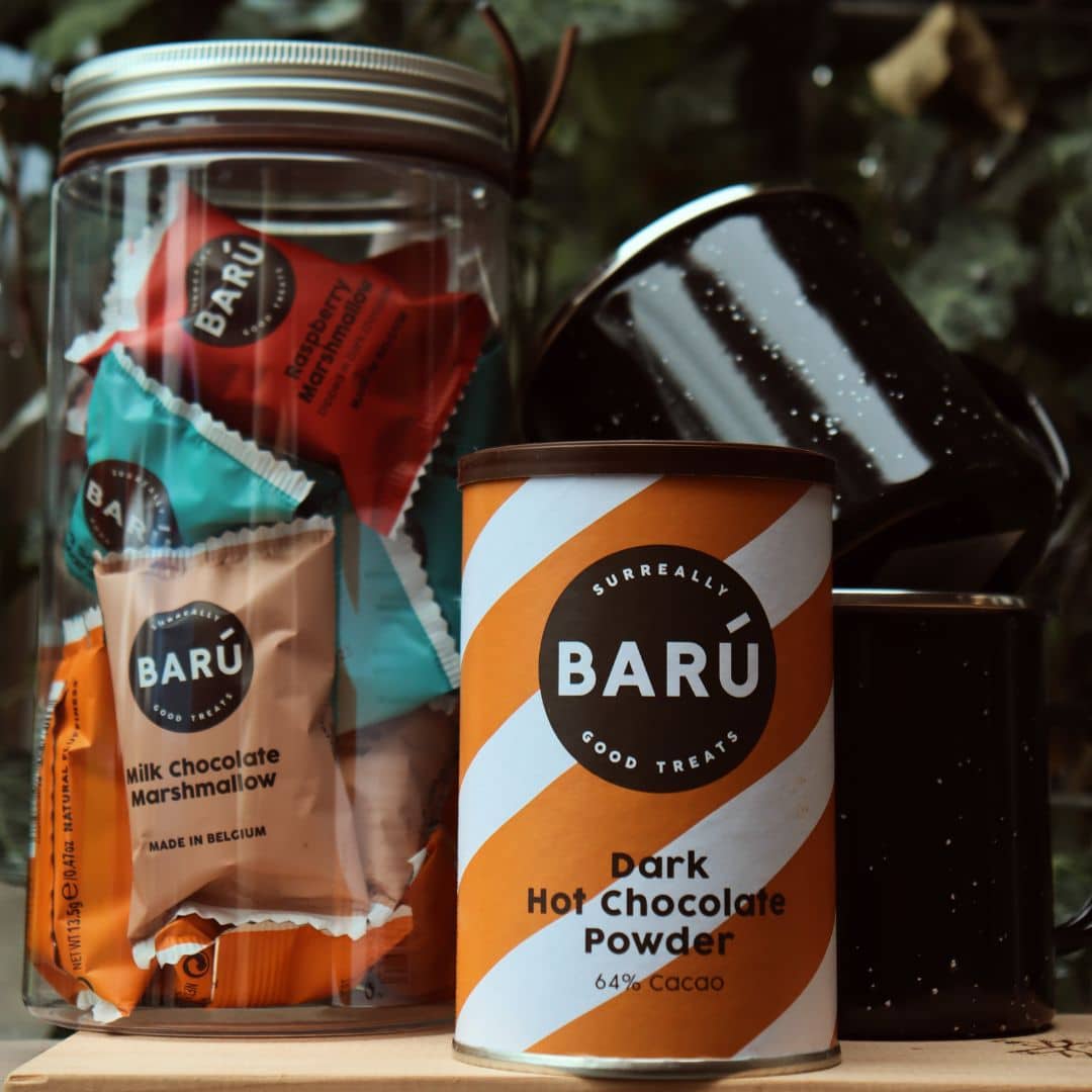 Commandez ce pot cadeau de Barú avec de délicieux marshmallows, un pot de poudre de chocolat chaud noir et deux mugs noirs !