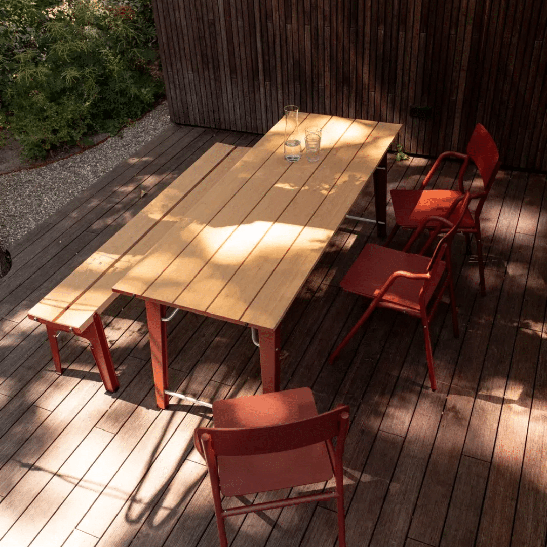 Flip up chair rood Weltevree beertable