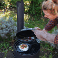 Cuisson du camembert dans une poêle en fonte VUUR LAB. BBQ Cuisinière d'extérieur