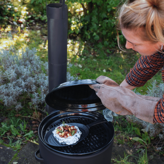 Baka camembert i gjutjärnspanna VUUR LAB. BBQ Spis för utomhusmatlagning