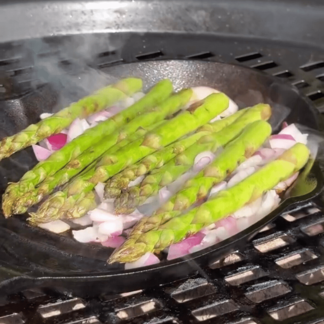 Groene asperges in de cast iron grillpan