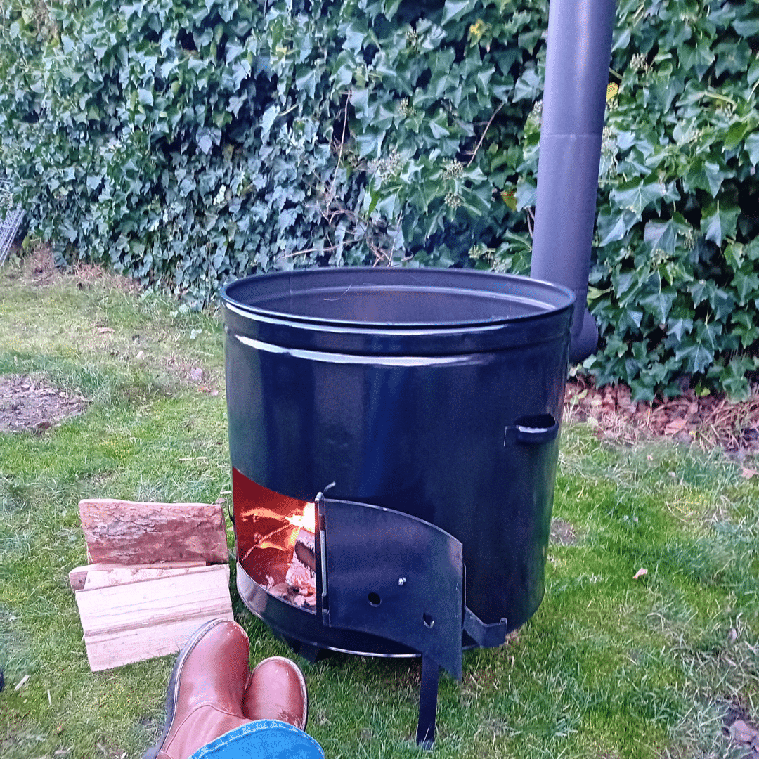 XL Outdoor cooking stove burning chill