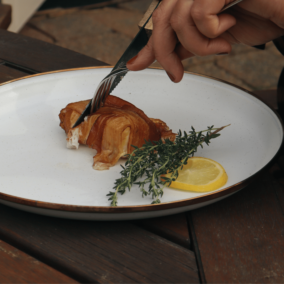 kabeljauwhaasje van de rookplank op barebones bord eggshell