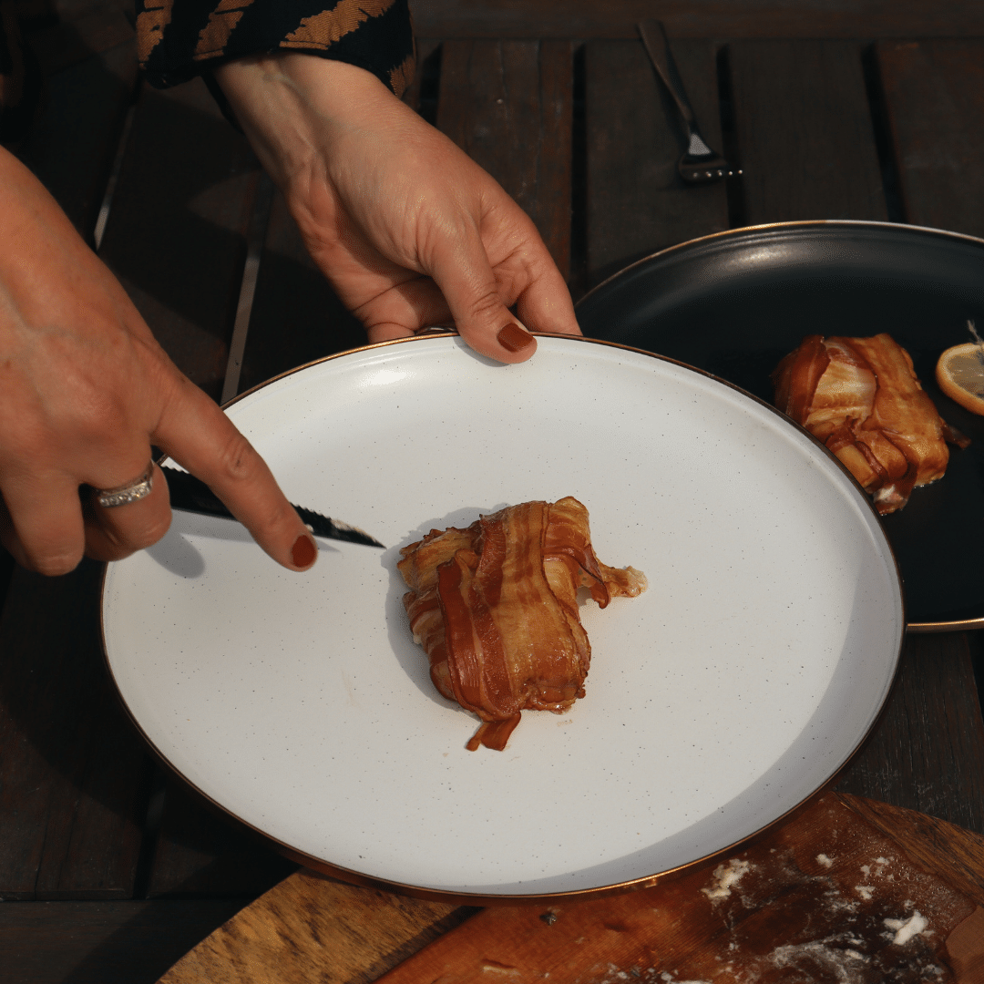 filete de bacalao de la tabla de ahumado en plato barebones cáscara de huevo