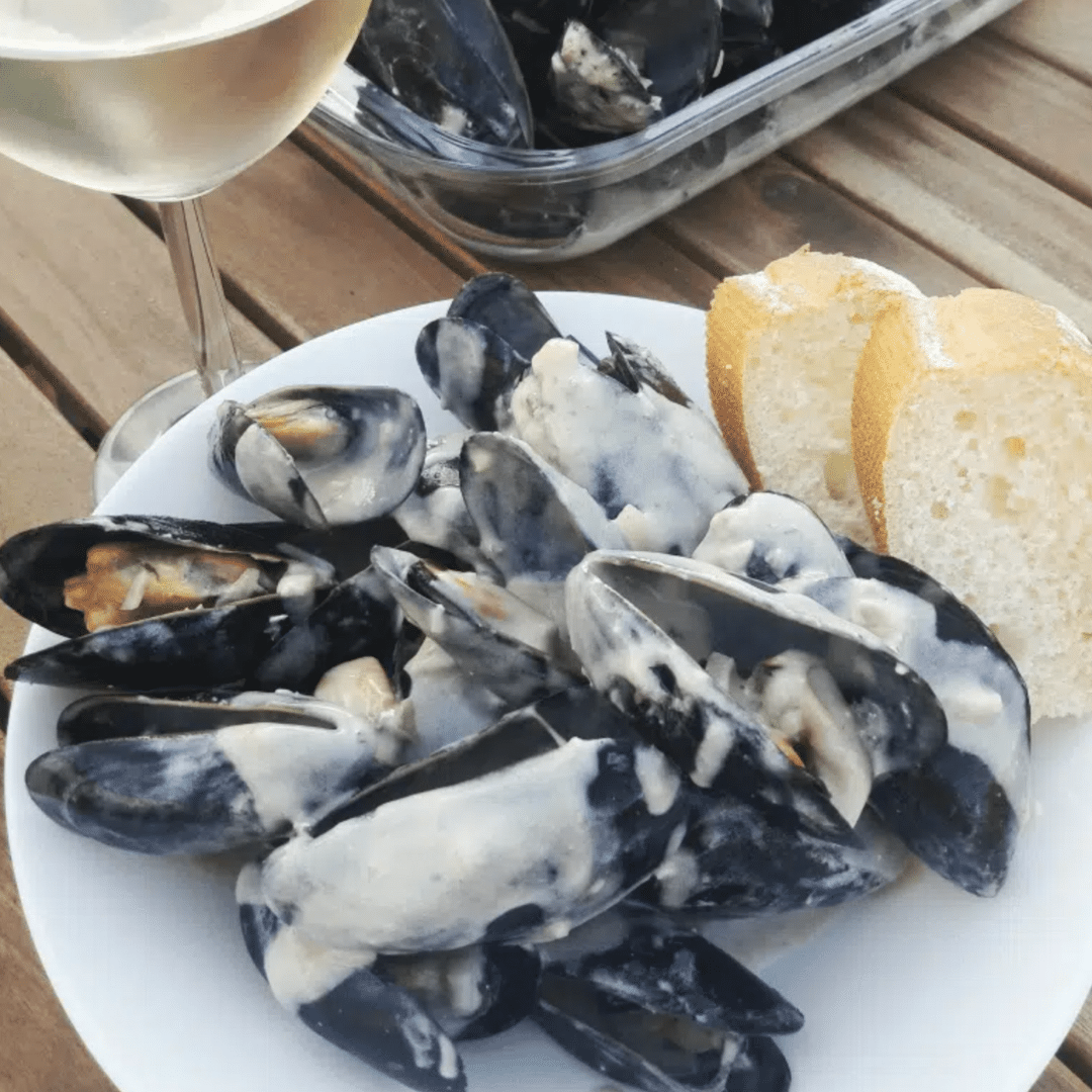Boiled mussels with blue vein cheese fondue