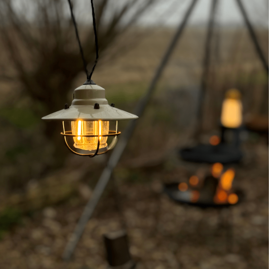 barebones lampje van stringlight bij het kampvuur VUUR LAB