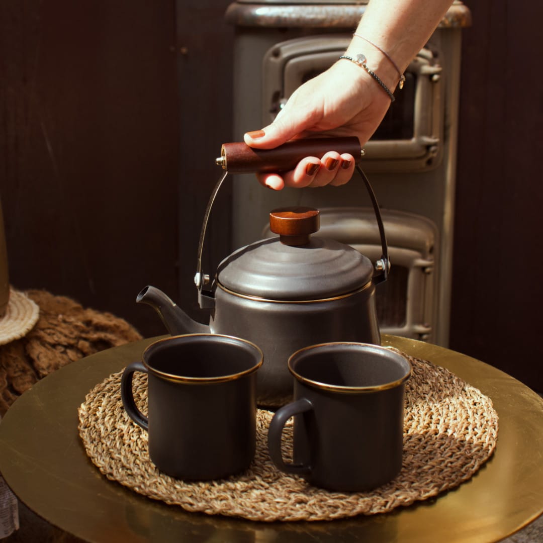 Teapot Barebones Charcoal with two mugs