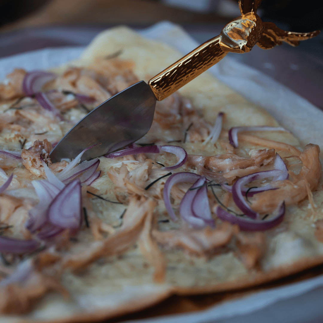 Flammkuchen Kippendijfilet van Chef Confit a la VUUR LAB