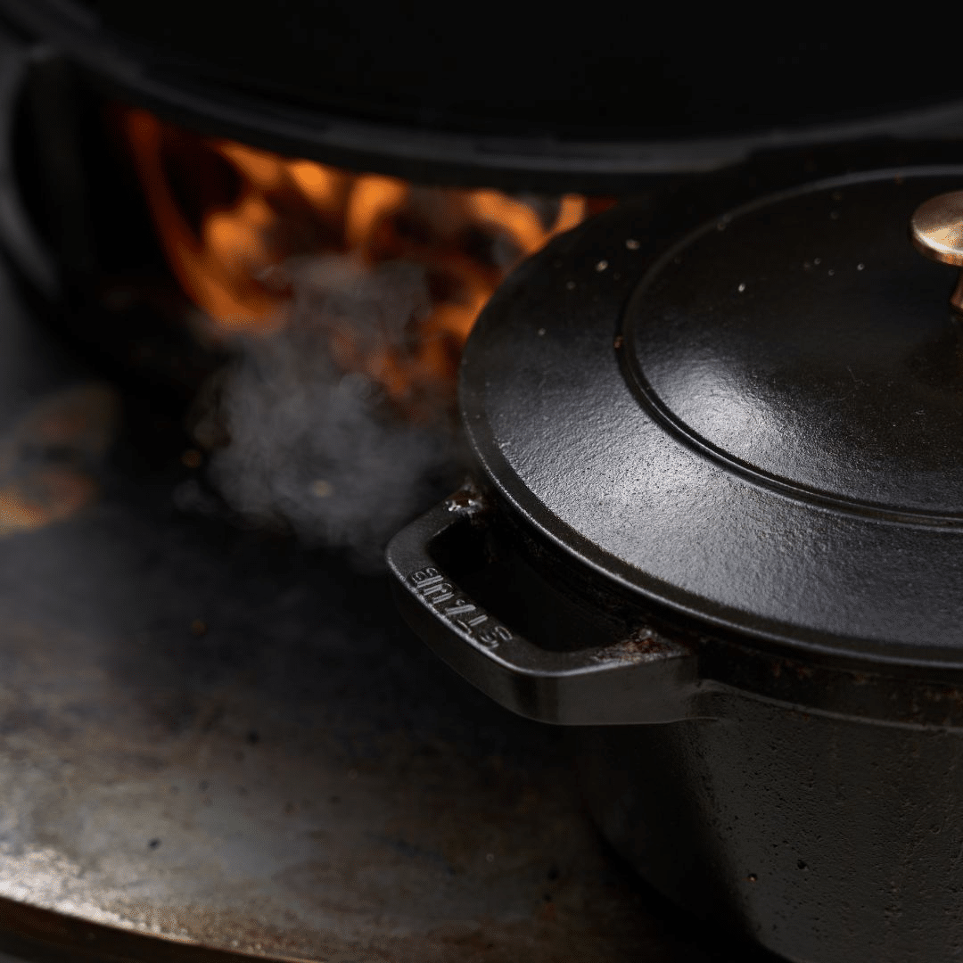 Staub pan met deksel op OFYR plancha