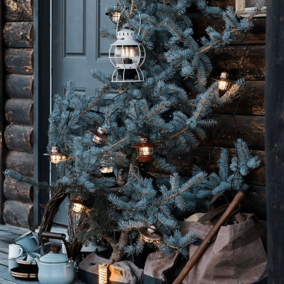arbre de Noël avec lanterne de chemin de fer dépouillée