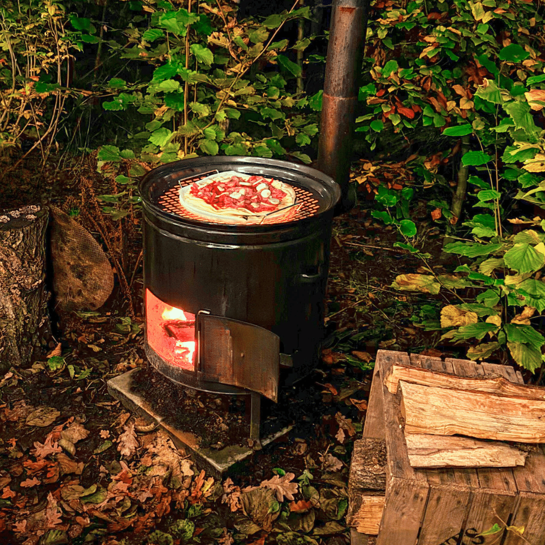 Pizzasteen met pizza