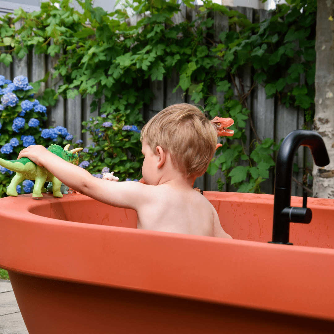 Gardentub Terrakotta schwarzer Wasserhahn mit Baby-Dinosaurier