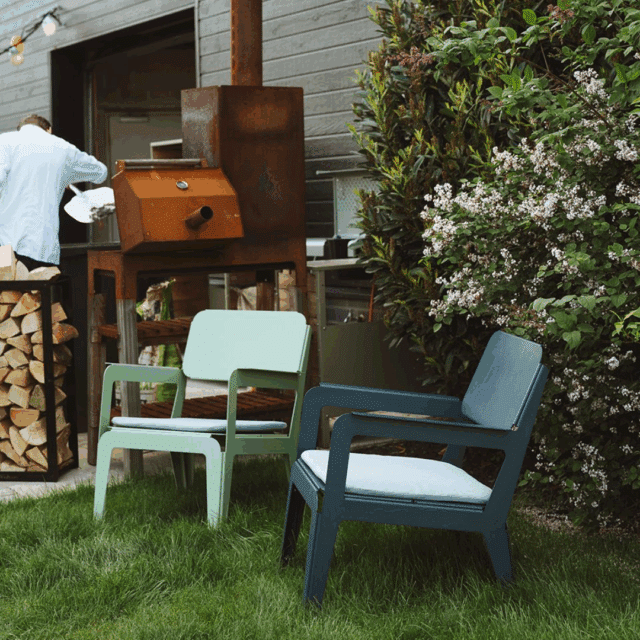 Bended Lounger Weltevree in de tuin