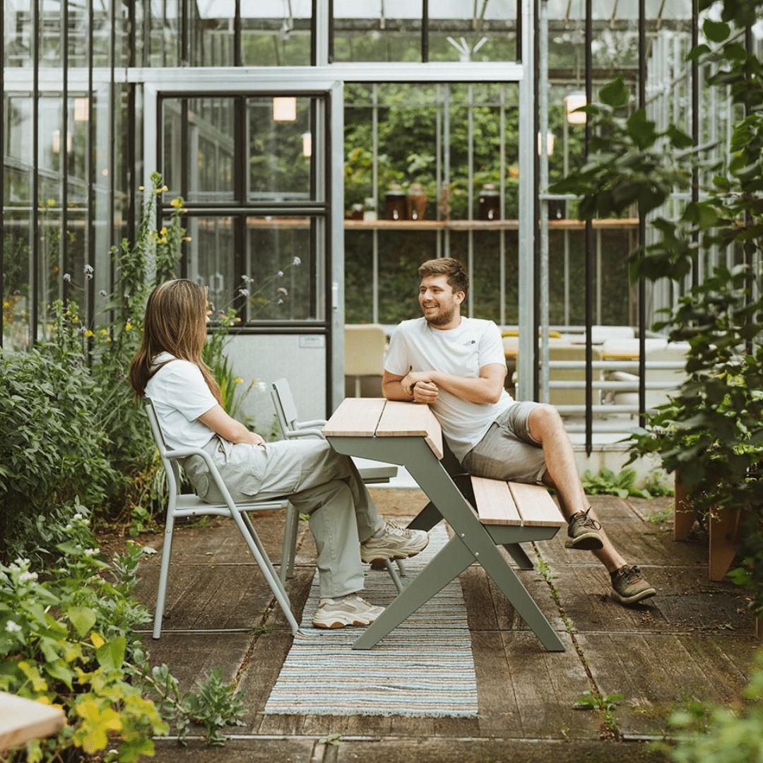 Chillen bij de kas met de tuinmeubels van Weltevree