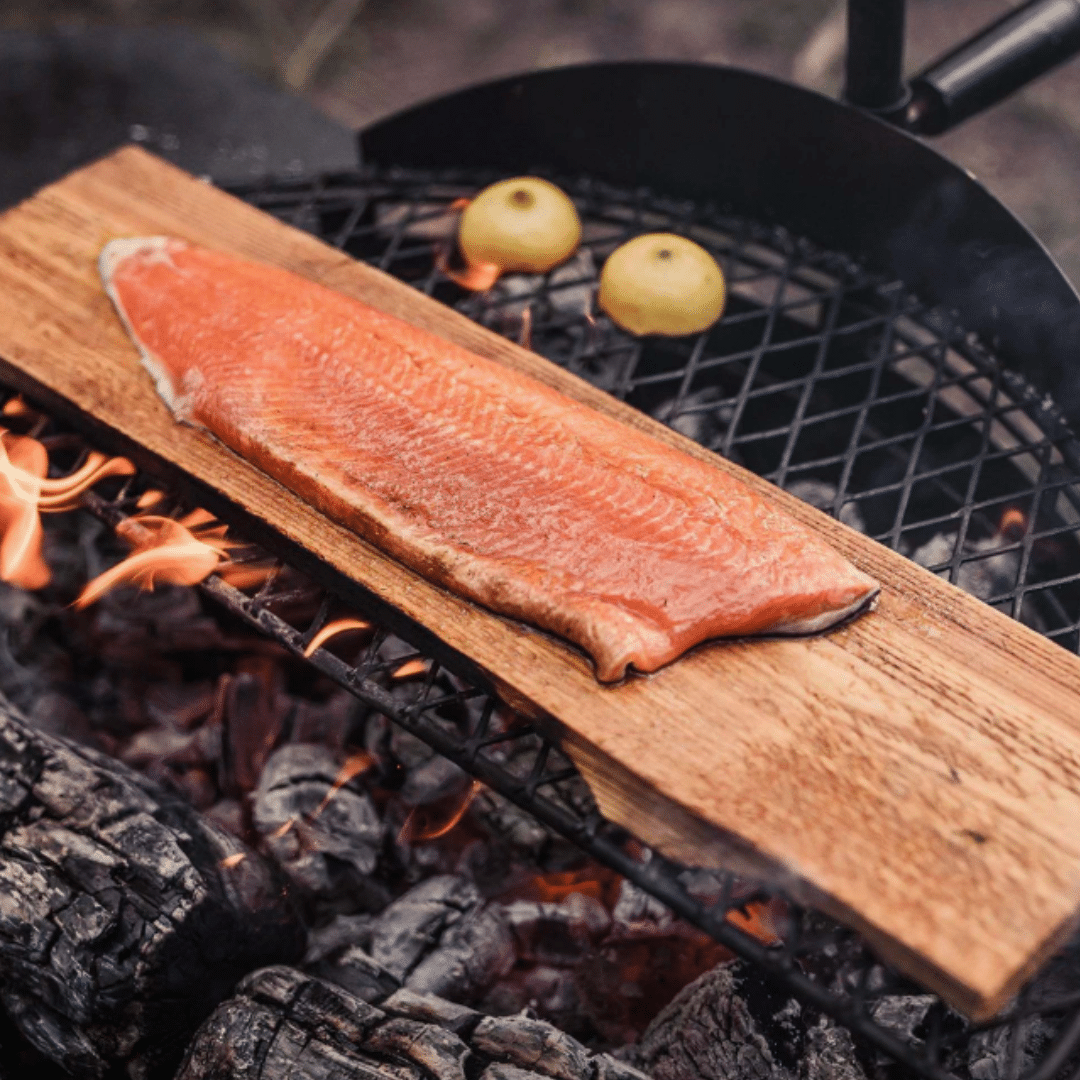 Cowboy Fire Pit Grill Grate 30_ avec saumon sur bois